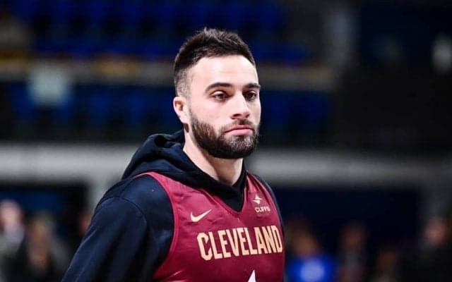 キャバリアーズで先発を務めるマックス・ストゥルースが右足首捻挫で最低6週間の離脱