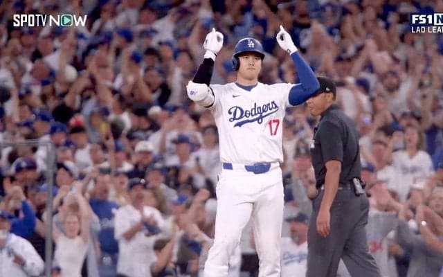 大谷翔平、値千金タイムリーで球場が揺れた！ 青一色の観客席…ド軍ナインが一斉に「ショウヘイ！」指差す圧巻光景