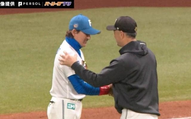 吉井&新庄、イケメンすぎるって…両監督がガッチリ握手をする“胸アツ光景”が話題「ジェントルマン」「涙出てくる」