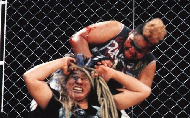 ブル中野が振り返る、生死をかけたアジャコングとの金網マッチ　ギロチンドロップを見舞う際「やっぱり怖くて、手を合わせた」