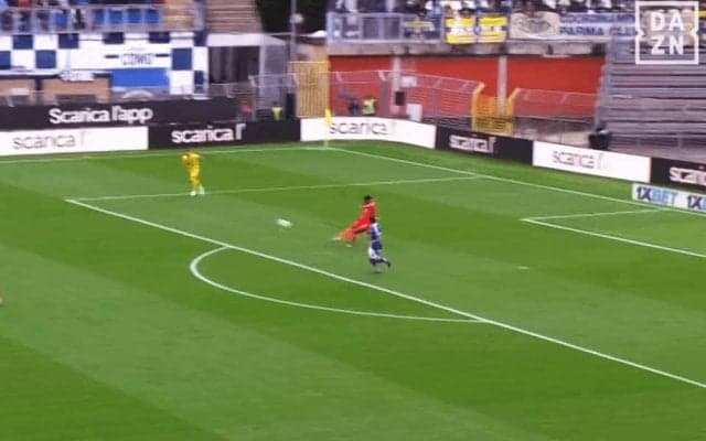 超人か！？ 鈴木彩艶、70mロングフィードを炸裂「相手ゴール前まで飛んでるぞ」「キック凄いな」ファン感嘆の瞬間