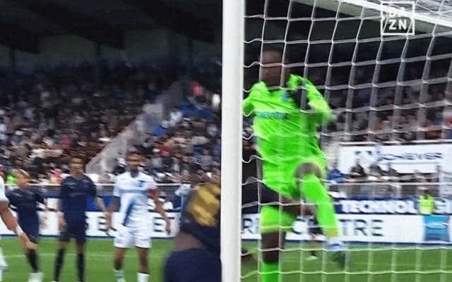 ガシャン！衝撃映像…中村敬斗の鋭いクロス→ランスMFがポスト激突で悶絶「すっごい音した」「怖すぎる」「痛そう」ファンも心配