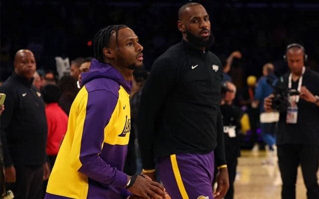 NBA開幕戦で史上初の親子共演…レイカーズがレブロン＆ブロニーを同時投入