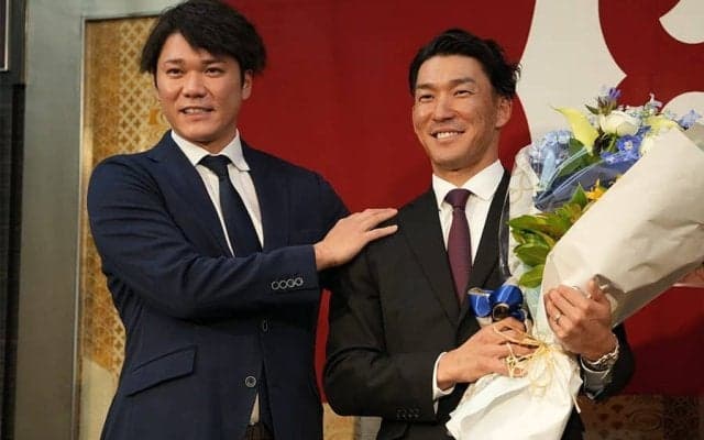 巨人・梶谷の引退会見に坂本勇人＆菅野智之らサプライズ登場　11人集結…ガッチリ握手で笑顔