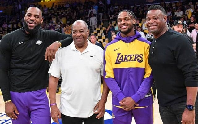 「今度は歴史を見守る番」球界レジェンドがジェームズ親子の“NBA初共演”を祝福