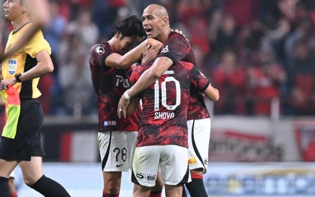 降格圏も迫る浦和が100分の奇跡！ チアゴ・サンタナがPKを決め切り土壇場勝利、柏は2戦連続後半ATのPKで勝ち点落とす…【明治安田J1第25節延期分】