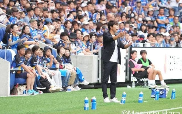 無料なのにVIP待遇「サッカー記者席」の大問題(2)W杯で「観客席6人分」を独占、イタリア大会で目立つ「メインスタンド」の空席