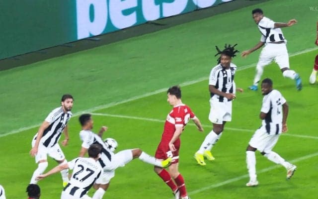 「何やってるんだ！」危険な“喧嘩キック”でPK献上＆退場…ユヴェントス主将に批判殺到「CBとして最悪」「不用意すぎる」