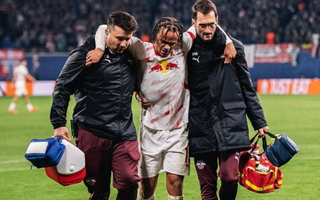 RBライプツィヒに痛手、シャビ・シモンズが足首のじん帯損傷で数週間離脱…リバプール戦で負傷交代