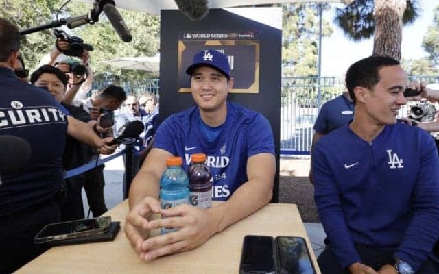 大谷翔平が見えない…WS前日の“異様な人だかり”に現地メディア、記者が注目「時の人だ」「オオタニがどこかにいる」