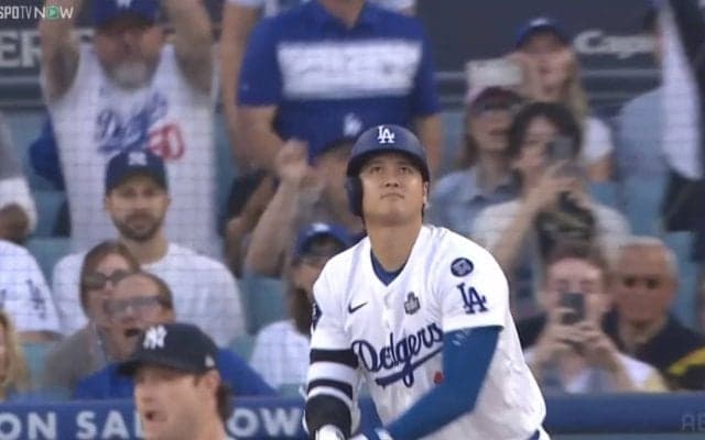 “大谷からジャッジへ” 大谷翔平のWS第1打席でいきなり飛び出した特大フライ→ライバル捕球にファン熱狂「初球狙ってきた！」