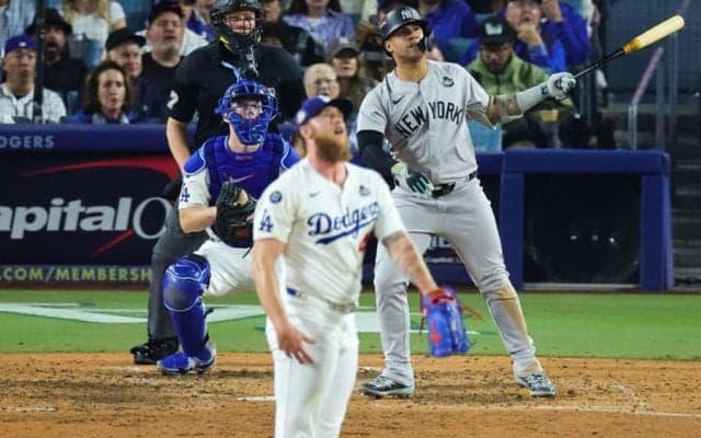 ド軍WSで珍事…観客がフェンス乗り越え捕球→警備員に連行　結果は二塁打、球場騒然