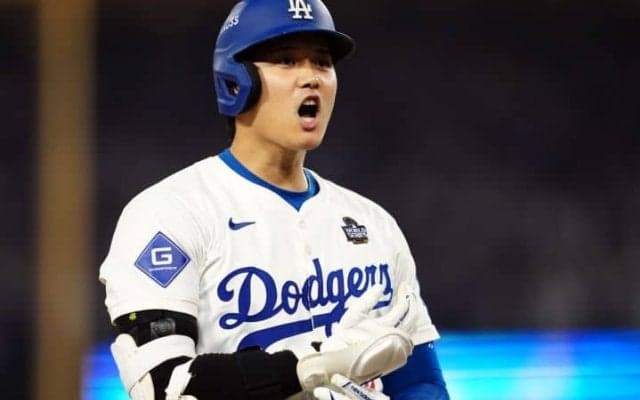 大谷翔平、右翼フェンス直撃の二塁打でWS初安打　ベンチに向かって鼓舞→ベッツの犠飛で同点