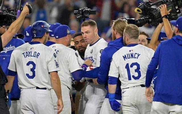 劇的弾に“お祝いのキス”　フリーマン夫妻が「完全に映画のワンシーンじゃん」