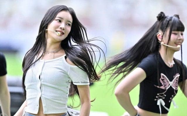 「ぜーーんぶ可愛い」「良い女すぎるぅぅ」登録者数70万人の超人気ガールズグループ『ME:I』の代表前の「パフォーマンス写真」が大絶賛！「きれい」「天使かな？」とファン歓喜