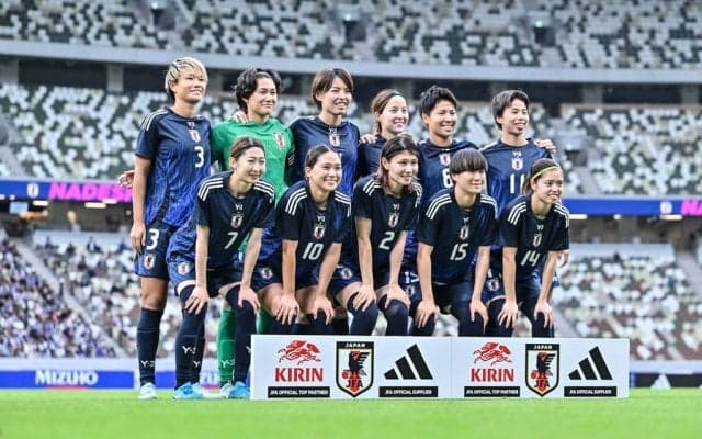 「汗だくで抱きつくのはそろそろやめようか。笑」なでしこジャパンの試合後に見られた「先輩・後輩の抱擁写真」が熱い！「仲が良い証拠ですかね」とファン注目