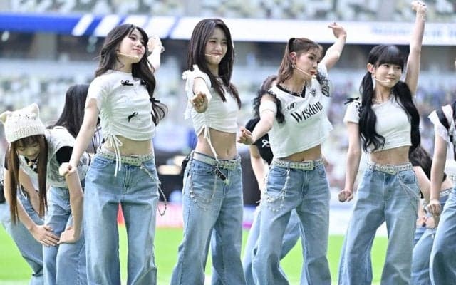 「みんな可愛すぎる」「こんな可愛い子たちとハイタッチ出来たら」超人気女性グループとなでしこジャパンとの“試合前裏側映像”にファン興奮！「この列に参加したい」の声