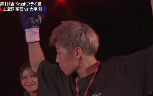 「セコンド美人」「声かわいい」ただならぬ存在感にファン注目 KO決着、激戦での一コマ