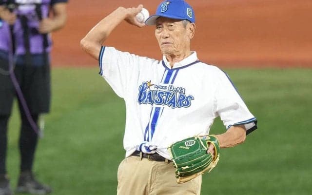 85歳とは思えぬ「ノーバウンドって」　球場騒然の一投が「健在ぶりに脱帽」