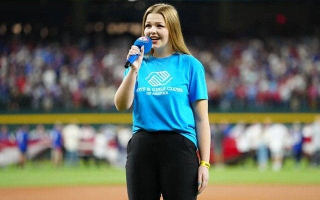 金髪美女が「19歳の学生だと!?」　球場くぎ付け…響き渡る歌声は「まじで綺麗」