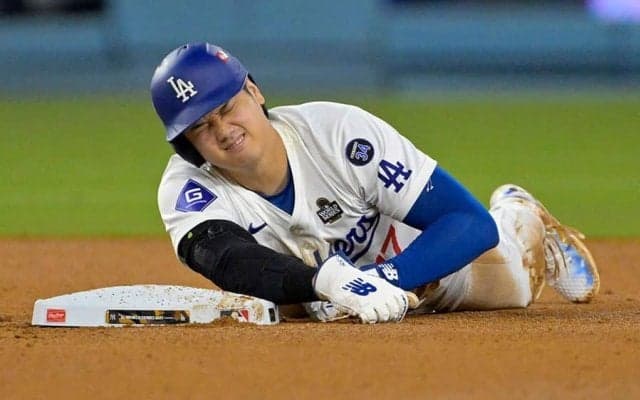 負傷の大谷翔平「肩っすね」　盗塁でアクシデント…塁上で生々しいやり取り「外れた？」