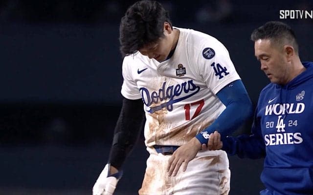 ロバーツ監督も沈痛…大谷翔平、負傷アクシデントの瞬間 左腕抑えて退場…ドジャー・スタジアム“沈黙”の異様ムード