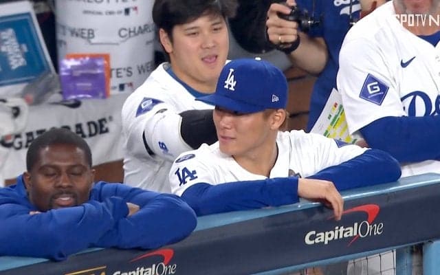 山本由伸、WS初勝利の熱投を大谷翔平が“粋な祝福” カメラが捉えたひと幕にSNS歓喜「笑顔尊い」「たまらん弟み」