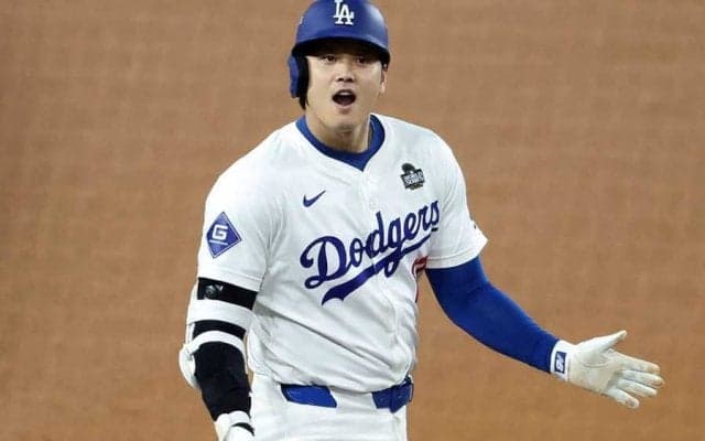 英国の“歌姫”がドジャスタ降臨　全身赤色コーデで大谷翔平に熱視線…豪華すぎるWS