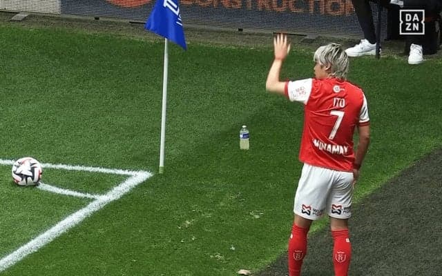 伊東純也が「アシスト王へ爆進中」だ！ 美しい放物線の“ピンポイントクロス”でヘディング弾を演出した瞬間「本当に凄い」「精度ピカイチ」