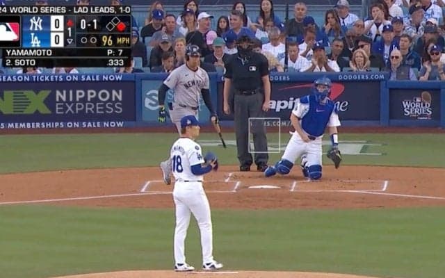 何が起きた？ 山本由伸に“謎のハプニング”「いきなりどうした？」 まさかの展開… ヤ軍ソトが笑いかける「怖すぎw」