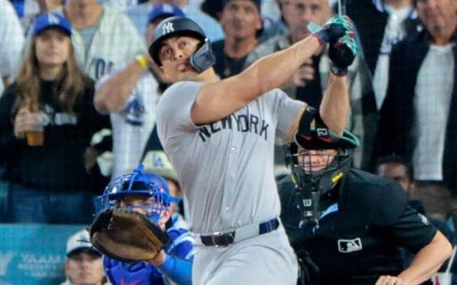 480億円男のボディに日米驚愕「バケモン」　太すぎる腕…ジャッジが細く見える筋肉