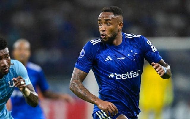 「法律の範囲内で厳しい罰金」キックオフ3秒でヒジ打ち退場、新潟や浦和でプレーしたFWの愚行にクラブCEOが怒り「容認できない」