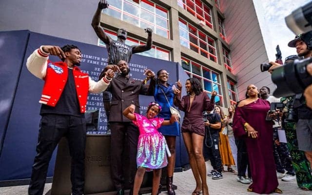 ウェイドの銅像がお披露目…しかしファンの間では「似てない」と話題に