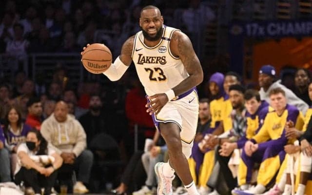 レブロンが語った2連戦の2日目で活躍できる秘訣「睡眠と水分補給、あとはいい食事だ」