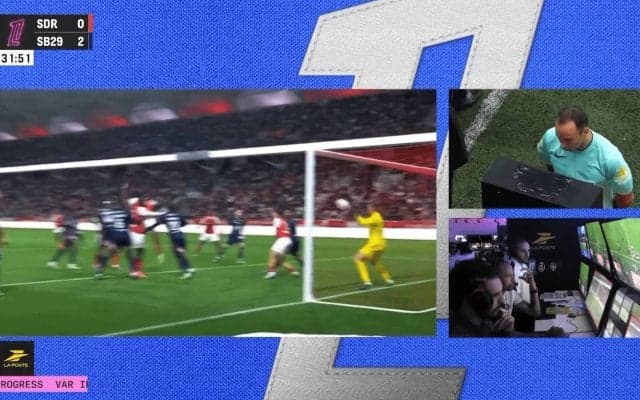 一体なにが？ 中村敬斗の“影響”を巡りVARセンターが騒然！「かなり揉めてますね」「オフサイドか？」レア判定シーンにファンも不安