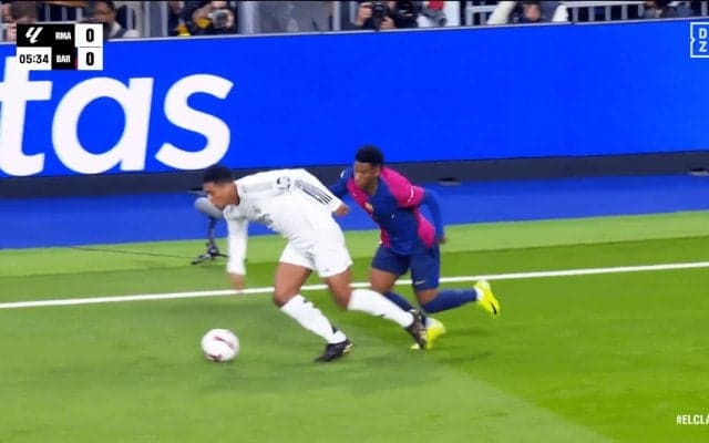 現代版ジダンが魅せた！ ベリンガムの“華麗すぎるターン”が話題「バルデを子供扱い」「イーフトみたいなボールキープw」クラシコ騒然の瞬間