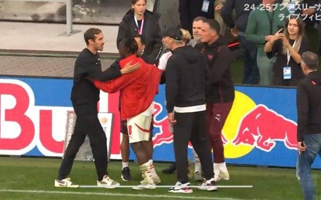 一体何が起きた？監督同士が怒りのフェイスオフ「選手のほうが冷静か」制止する選手を押しのけて場外戦勃発の瞬間