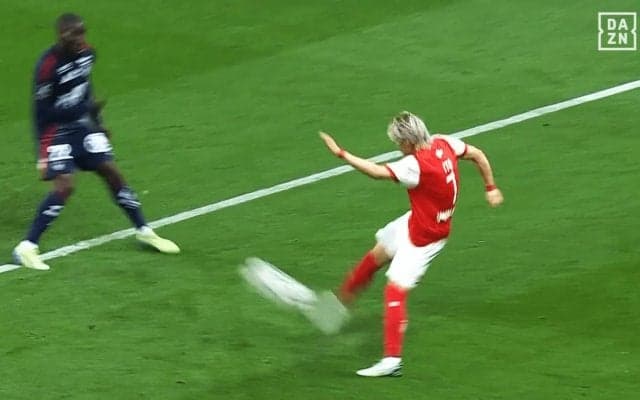 「オシャレすぎる」伊東純也、超絶アウトサイド・クロスが脚光！「凄すぎません？」「ピンポイントで上げてる」「パスえっろ」ファン驚愕