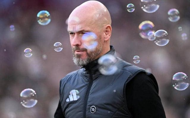 空港職員と抱き合いマンチェスターに別れ…ユナイテッド監督退任のテン・ハグがオランダ帰国