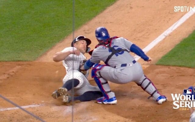 ベッツも思わず抱きついた！ テオスカー、気迫のバックホームにド軍右腕も「ワオ！」脱帽…流れ「渡さない」珠玉の好返球