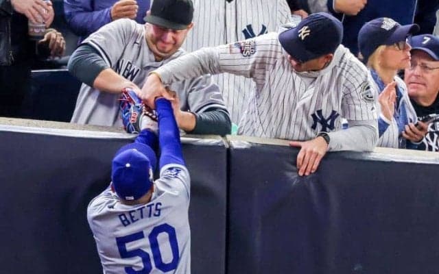 「これは狂気だ」ヤンキースのファンがあってはならない“暴挙”で退場　捕球したボール奪い取ろうと…ベッツも激怒