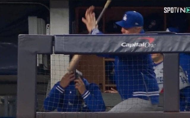 何が起きた？ ド軍・ロバーツ監督に“想定外のアクシデント”「どうした？」 ベンチでまさかの展開に…「危険すぎる」