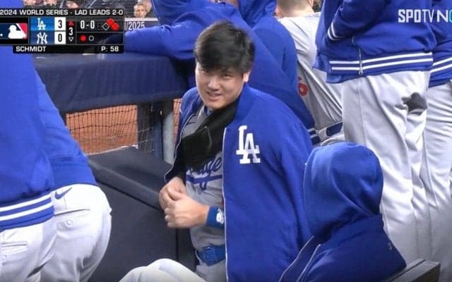 衝撃… 大谷翔平、ベンチでの姿に注目「超人かよ」 視聴者もビックリ…「笑ってるw」「痛いはずやぞ」