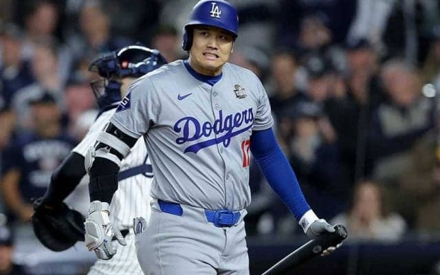 大谷翔平、負傷の左肩を固定してチーム宿舎へ　WS初黒星から28分後に“帰宅”