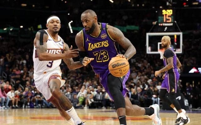 サンズ戦でショット不発に終わったレブロン…FG成功率21.4%は2007年以来ワーストに