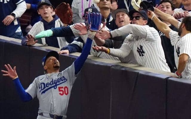 「一線を越えた」ベッツの捕球を妨害したヤ軍ファンの“暴挙”をNY地元メディアも辛辣批判「間違った助けだ」
