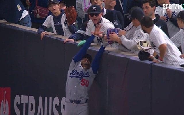 ベッツのグラブを…驚きは行為だけじゃなかった！ ヤ軍ファンが見せた“戦慄”の表情「笑顔で犯行に」「まともな神経じゃない」批判止まず