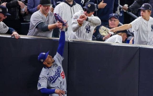 愚行で退場したヤ軍ファンの弟が「ムーキーが僕らに悪態をついた」と主張…米メディア報道「最近のWS史上最も荒々しい瞬間の一つだ」