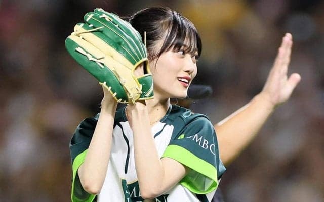 日本Sに“女神降臨”　25歳美女に熱視線…ポニテからの豪快フォーム、ワンバンに大歓声