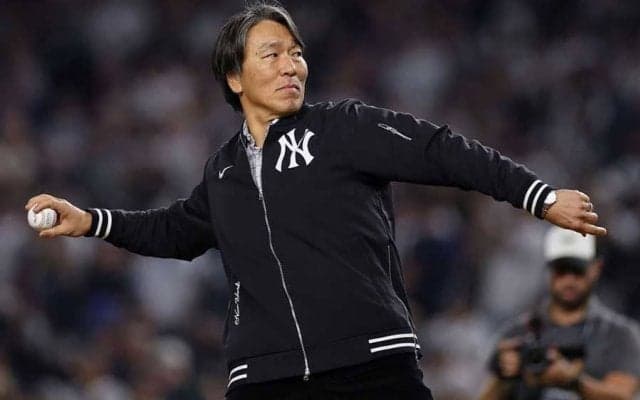 松井秀喜氏、WS第5戦で始球式　ノーバウンドにNYファン大歓声…2009年MVPに熱狂